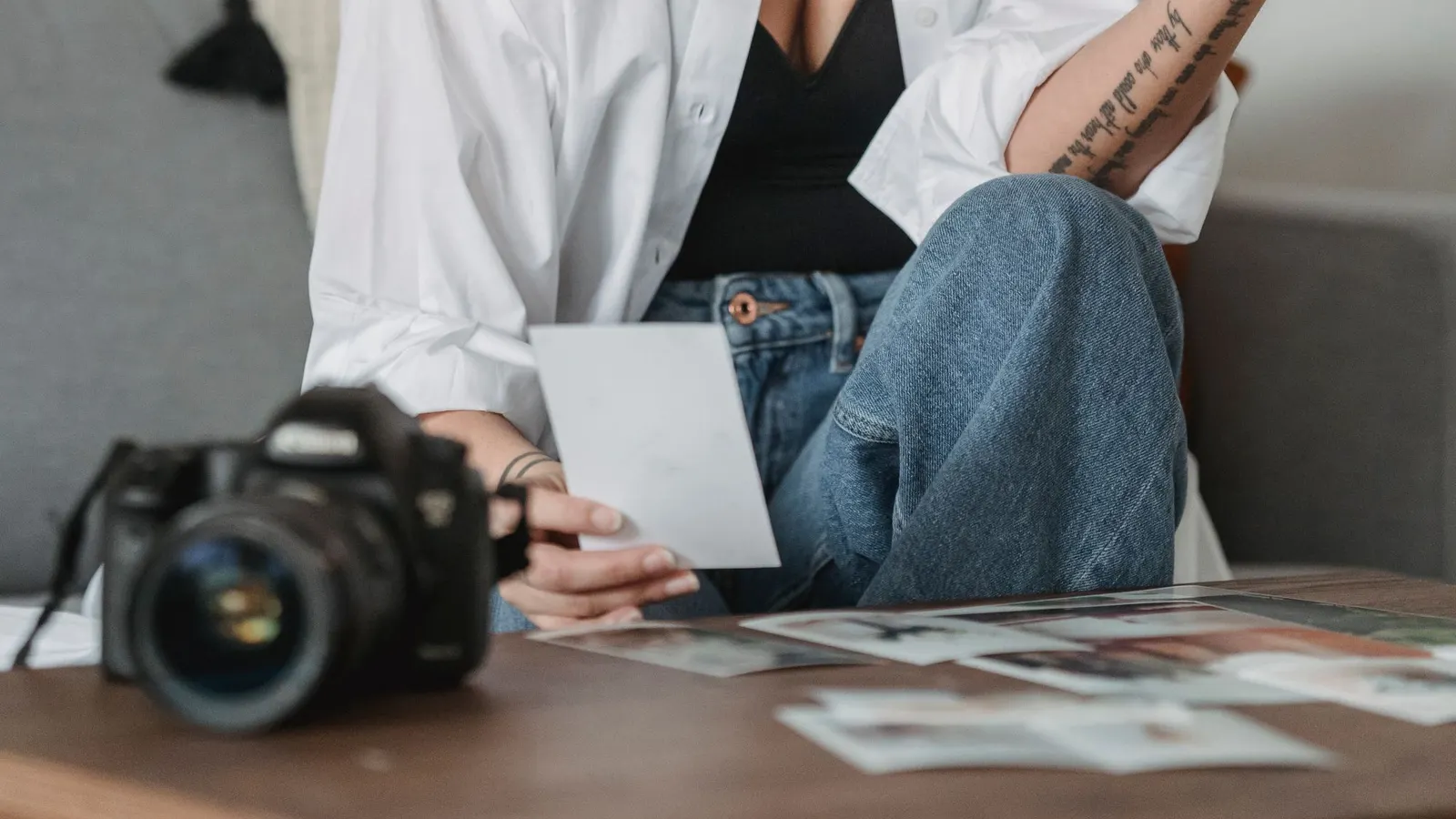 Des photos de talents étalées sur une table à côté d'un appareil photo