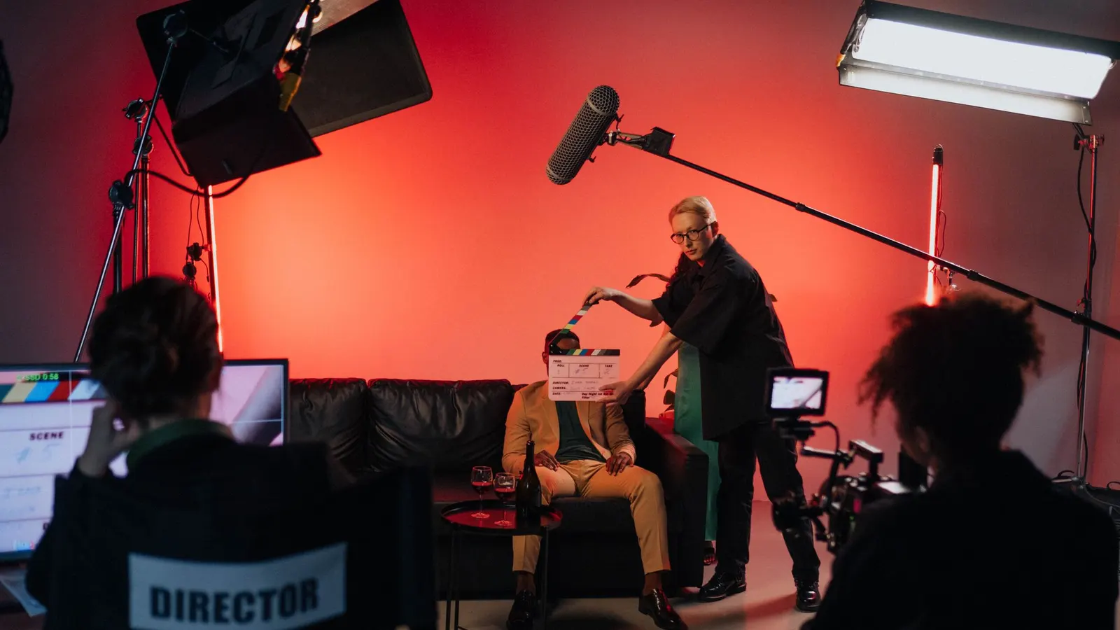 Un plateau de tournage, avec l'équipe, la caméra et le fauteuil du réalisateur
